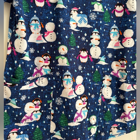 Winter theme scrub top - Picture 4 of 4